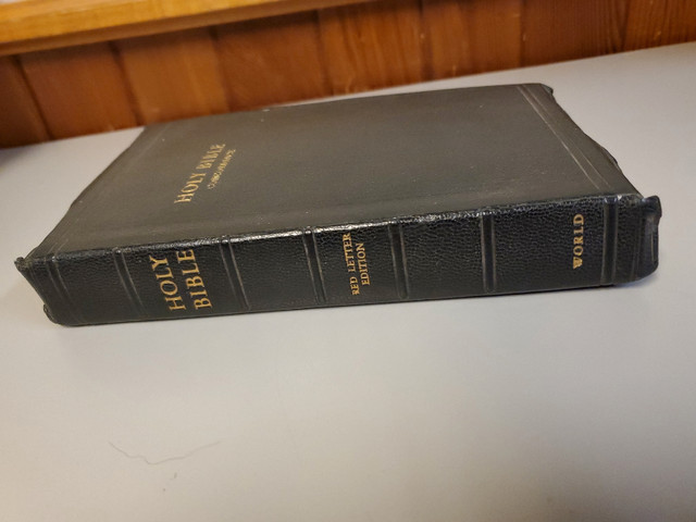 Vintage Holy Bible Red Letter Edition Concordance Leather Bound  in Fiction in St. Catharines - Image 3