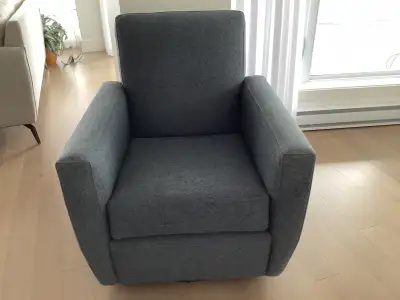 Fauteuil AVALON pivotant , idéal pour meubler salon ou chambre .Acheté à la galerie du meuble. Dimen...