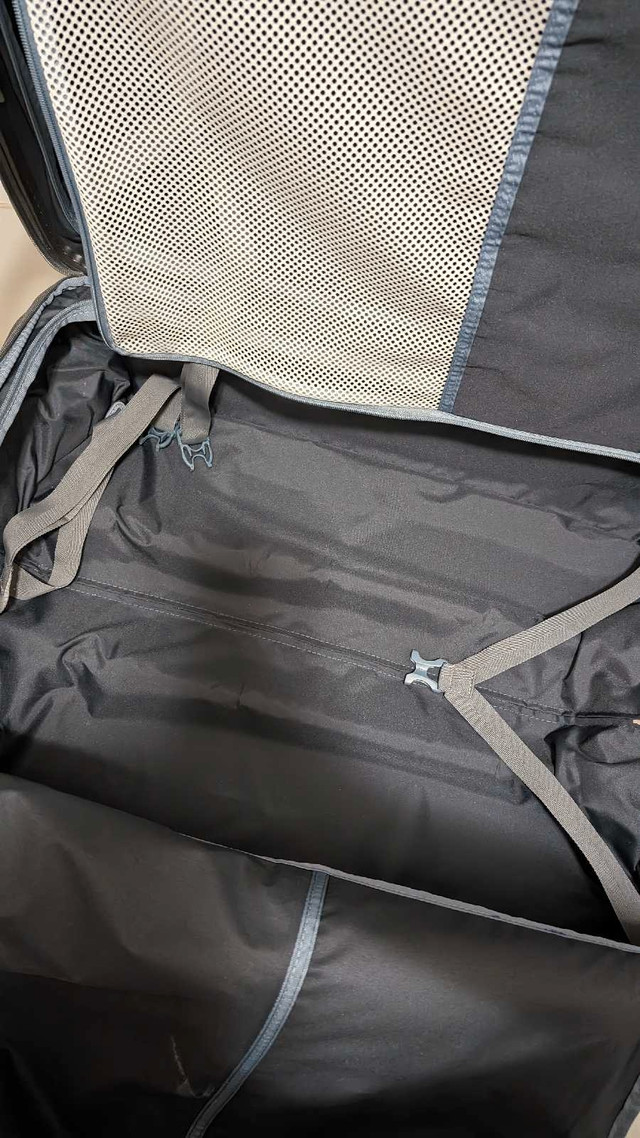 Travelpro Platinum Elite 25" MEDIUM Luggage in Other in City of Toronto - Image 3