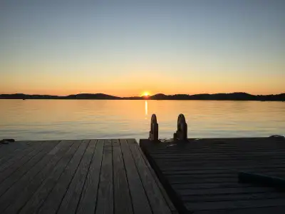 Stunning sunsets on lake Vernon 5 minute drive to Huntsville All utilities included as well as hi sp...
