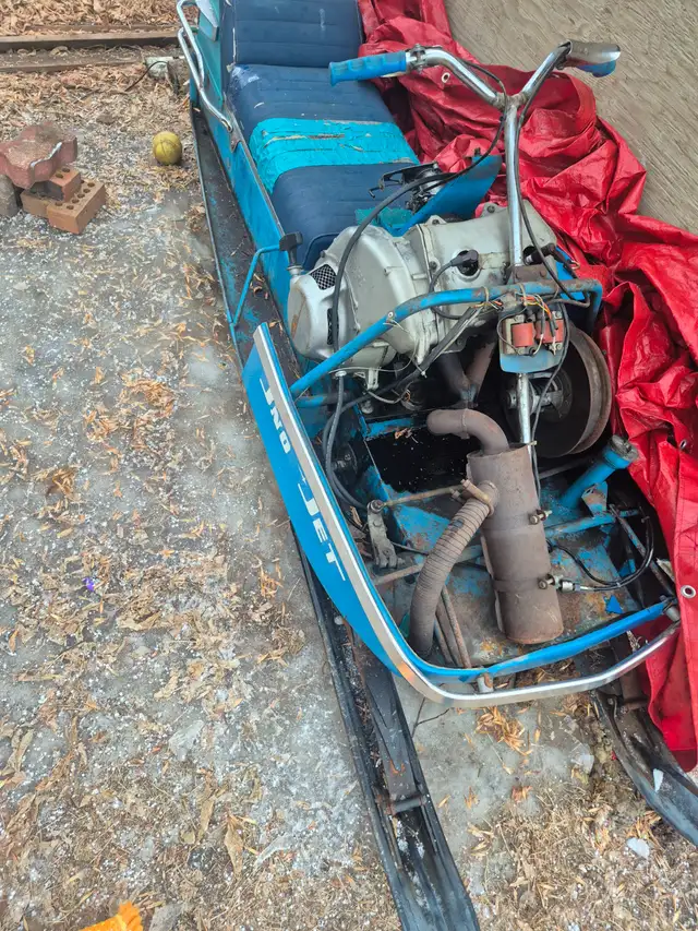 2 old snowmobiles in Snowmobiles in Saskatoon - Image 7