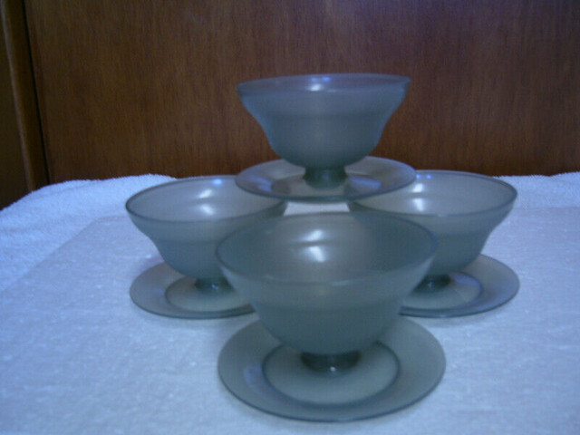 Vintage (4) Tupperware Dessert Dishes with Bases dans Vaisselle et articles de cuisine  à Dartmouth - Image 2