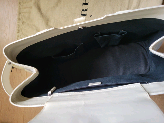 Authentic Burberry Haymarket handbag in Women's - Bags & Wallets in Mississauga / Peel Region - Image 6