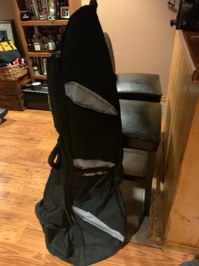 Founders Club travel golf bag with wheels, like new, used once. 2047911483