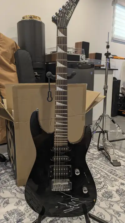 Guitare Jackson JS23 Dinky noire signée par Chris Broderick, View more