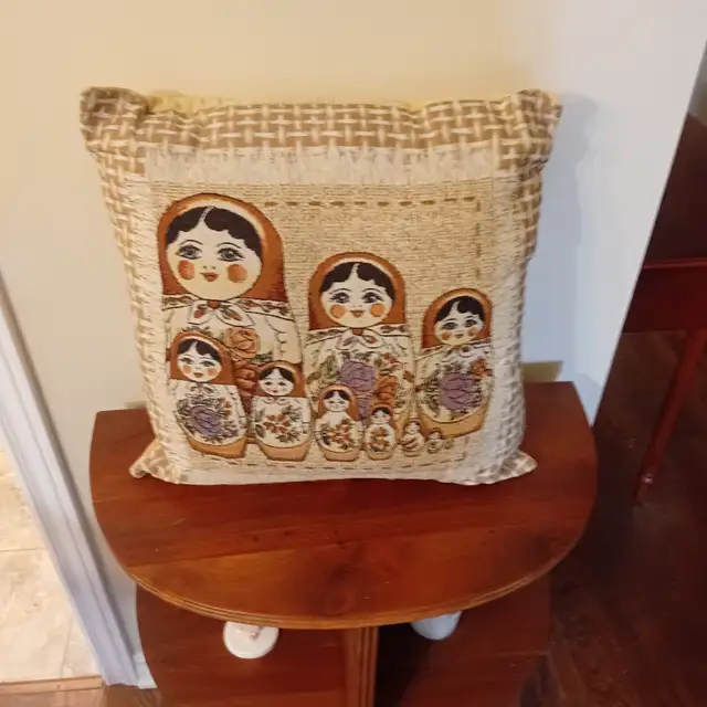 NESTING DOLLS THROW CUSHION408909829197025280