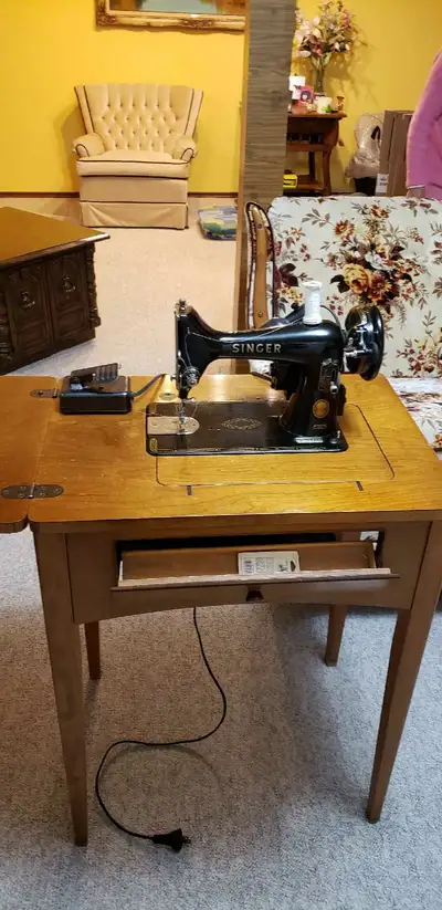Electric desk model singer sewing machine in good condition $125