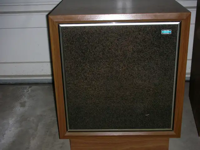 Pair of Vintage Toshiba Stereo Speakers in Speakers in Calgary - Image 3