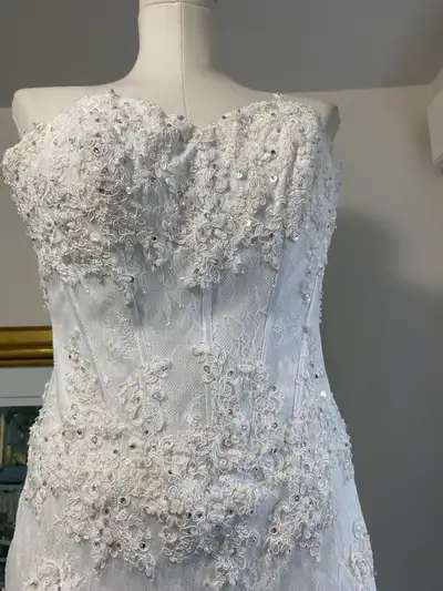 Vintage strapless lace and satin dress. Great buy. Size: small to medium