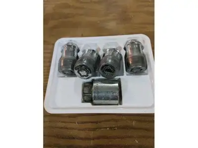 4 écrous antivol 14 x 1.5 Était sur Grand Cherokee mais fait sur plusieurs véhicules. Normand 418-93...