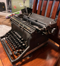 Vintage 1940s Underwood Typewriter