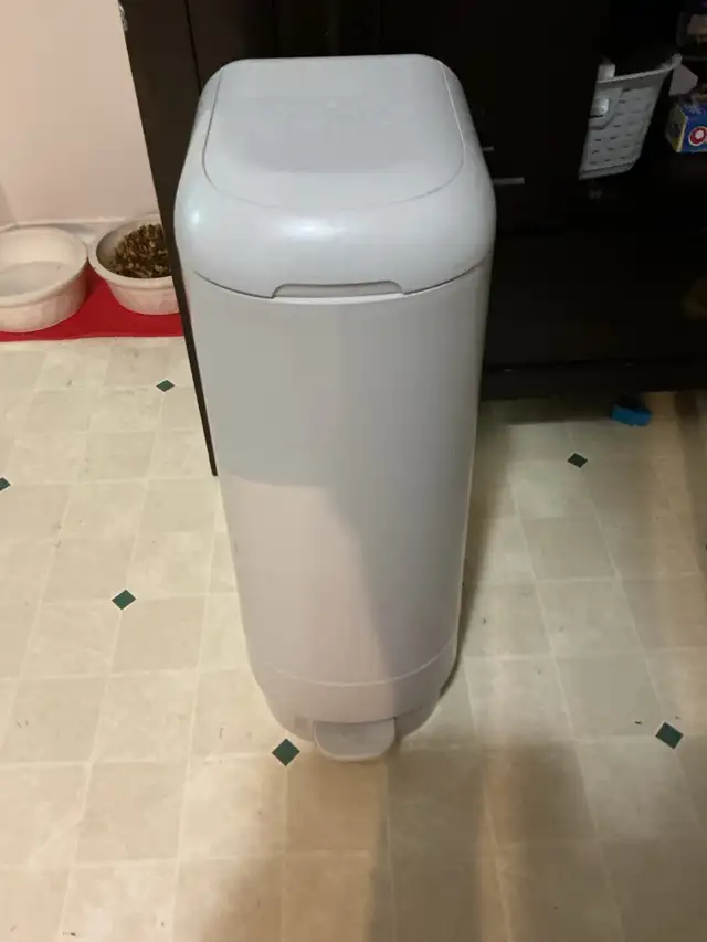 Diaper Genie in Bathing & Changing in Renfrew - Image 2