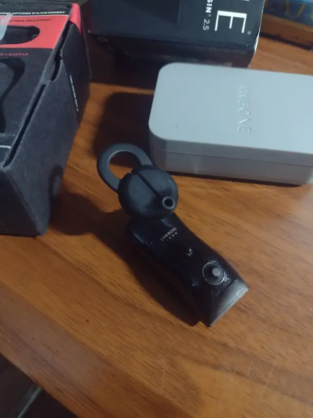 JawBone BlueTooth Ear Piece in General Electronics in Kamloops - Image 3