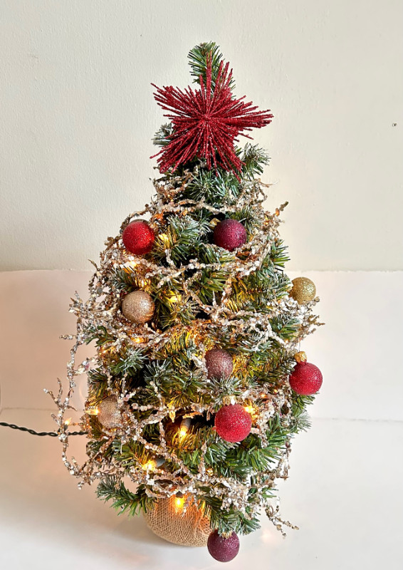 Petit sapin de Noël (20 pouces) et deux ensembles de décorations dans Décoration intérieure et accessoires  à Longueuil/Rive Sud - Image 3