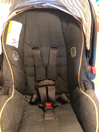 Bucket seat (Graco Snugride Snuglock 35) with two bases, View more