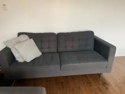 Deux sofas un trois places et l’autre deux places gris, View more