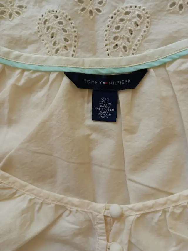 Tommy Hilfiger women’s short-sleeved blouse in Women's - Tops & Outerwear in City of Toronto - Image 3