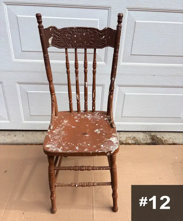 ANTIQUITÉ : 5 chaises antiques en bois à 30$ chacune in Arts & Collectibles in Shawinigan - Image 4