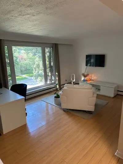 Welcome to Lawrence Park North! (Yonge and Lawrence) -Large 2 bedroom / 1 bath apartment -Shared bac...
