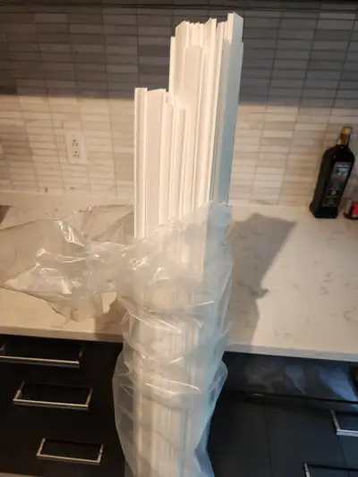 Restant de 40 lattes blanches, 5pi de haut +11 sacs de chapeaux!, View more