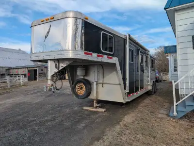 Remorque 4 chevaux avec division étalon Featherlight full aluminium 2007 24 pieds de long par 7 pied...