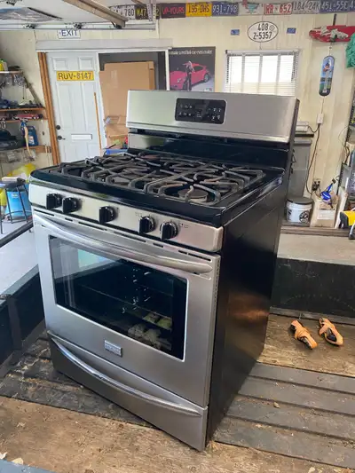 Excellent condition clean gas stove Text or email