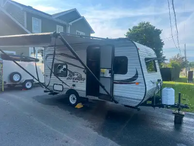 2015 - ROULOTTE JAYCO JAY FLIGHT SLX 154BH - 15 pi LÉGÈRE POUR SUV 13 000$ Roulotte Jayco 2015 BH 15...