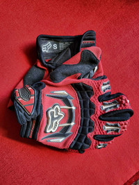 Fox bike gloves, red & black. Size small. Barely worn.