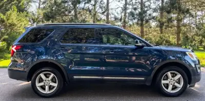 Selling a 2017 Ford Explorer 3.5L V6 Automatic 7 seater 1 owner dealer serviced no rust newer tires...