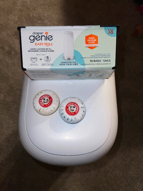 Like new Diaper Genie signature with accessories in Bathing & Changing in Winnipeg - Image 4