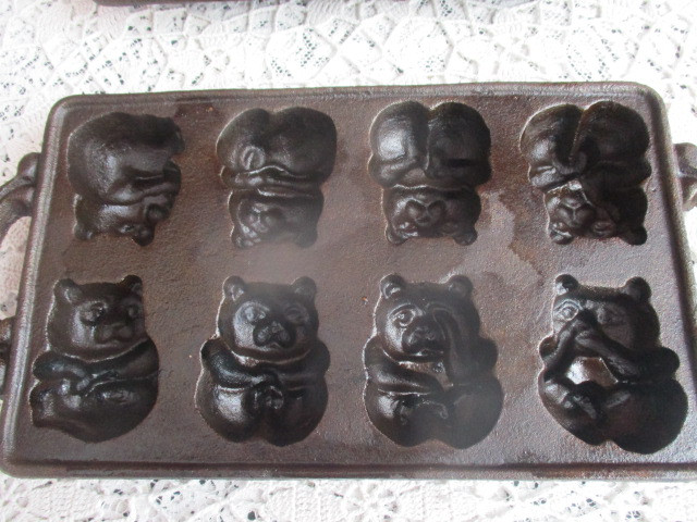 Vintage Cast Iron Teddy Bear Muffin Bake Pans in Kitchen & Dining Wares in New Glasgow - Image 3