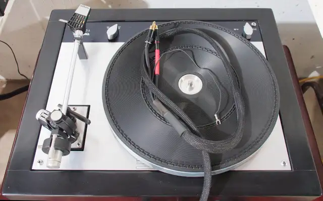 Thorens TD-160 Turntable in Stereo Systems & Home Theatre in Edmonton - Image 4