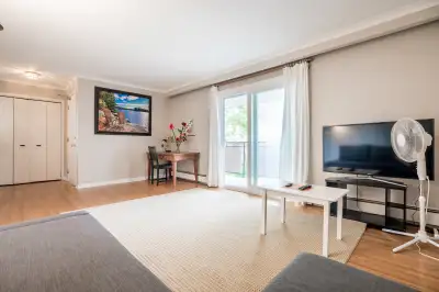 One bedroom at Shared upper apartment lakeshore/brownsline
