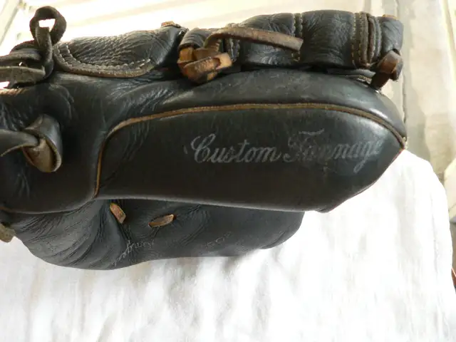 1950s Cooper Weeks Leather 3 Finger Baseball Glove. Groundhog. in Arts & Collectibles in Oakville / Halton Region - Image 8