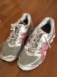 Women’s walking running gym shoes size 9.5 comfy