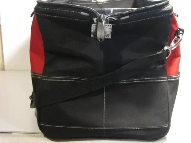 HUSKY 24" STORAGE CONTRACTOR TOOL TOTE CARRY ALL BAG in Tool Storage & Benches in London - Image 4