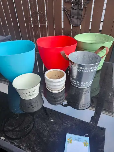 I am selling a collection of assorted plant pots in like new condition, perfect for housing your ind...