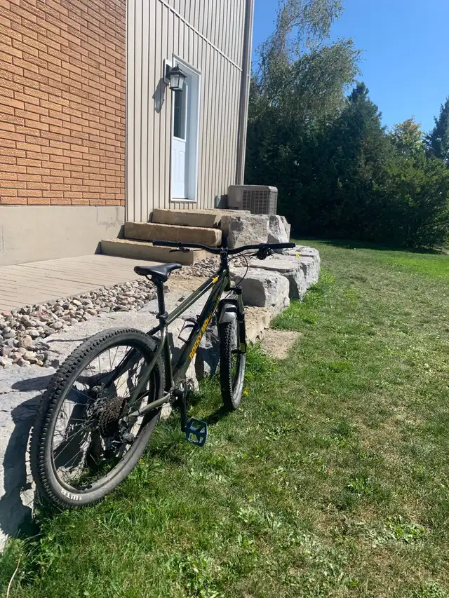 Rocky Mountain edge in Mountain in Kawartha Lakes - Image 3