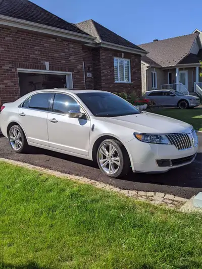 Lincoln MKZ AWD 2011 option sport blanc perle avec 86 000 km traiter à l'Antirouille régulièrement....