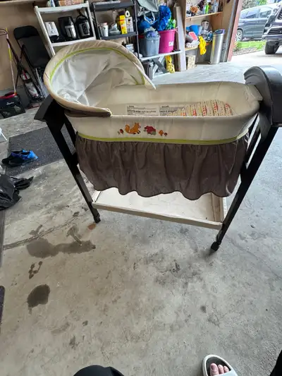 Selling baby crib contact 4036187808