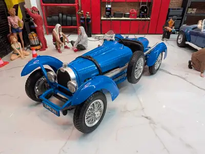 This exquisite Bugatti model is a detailed replica, perfect for collectors and enthusiasts alike. Pl...