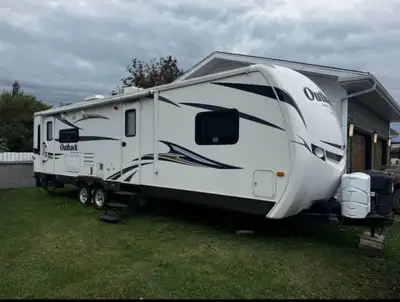 Front master bedroom Rear living Hitch to bumper 33ft long Very clean unit Everything works Queen be...