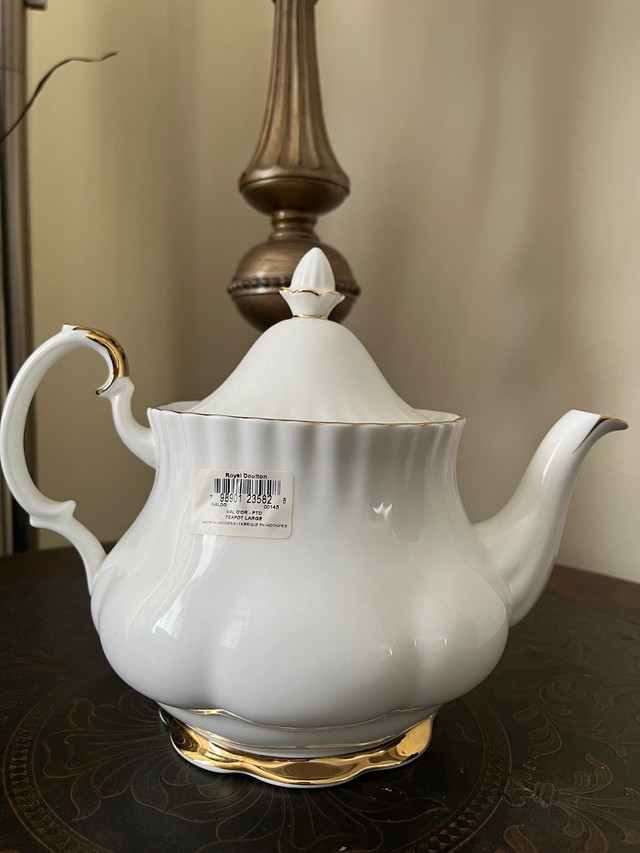 Royal Albert ValD’or-Teapot in Other in Barrie