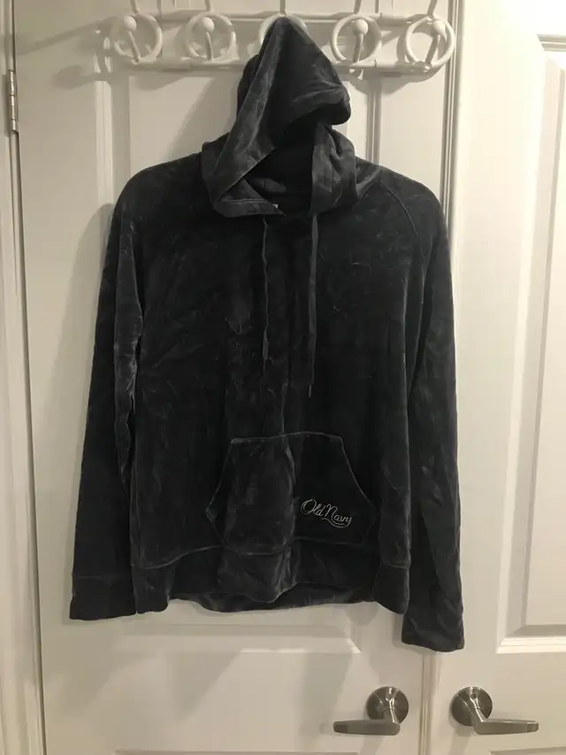 women/teen hoodies/sweater/tops in Women's - Tops & Outerwear in Ottawa - Image 7