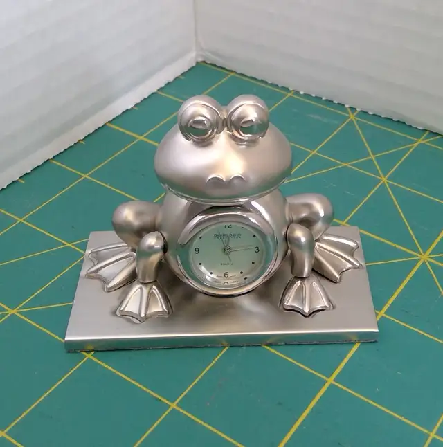 Daniel David ~ Silver Frog Desk Clock in Home Décor & Accents in Markham / York Region - Image 3
