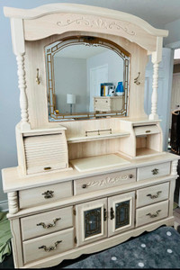 Beautiful Dresser with Mirror and Drawers!