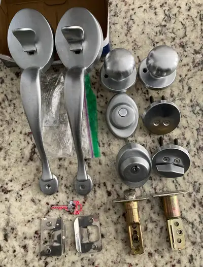 I am selling a Weiser Satin Nickel Front Double-door Handle set with Lock & Key. All the srews and h...
