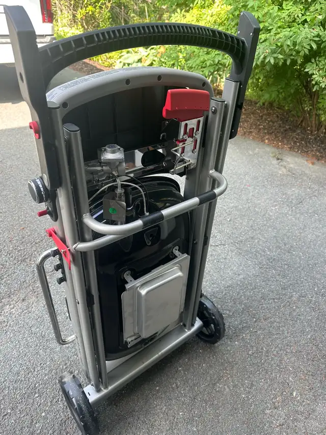 Weber Traveler Portable Propane Grill used twice. in BBQs & Outdoor Cooking in Cole Harbour - Image 5