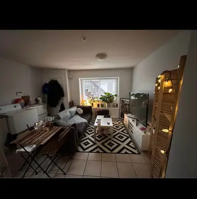 Private room for rent SAHRED WITH JUST 1 PERSON Room for rent NOT BASEMENT Start on 1st of August $9...