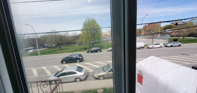 Grand 6 ½ sur deux étages, trois chambres fermées. Dans un duplex situé sur 12124 rue Lachapelle, in...